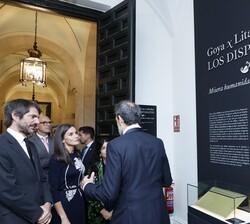 Su Majestad la Reina inicia su recorrido por la exposición